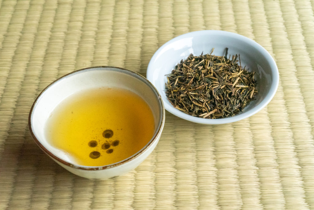 土佐茶の別製ほうじ茶と茶葉