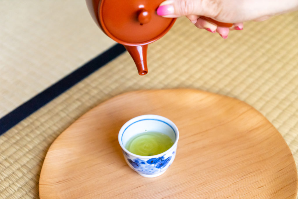粉茶を注ぐ様子
